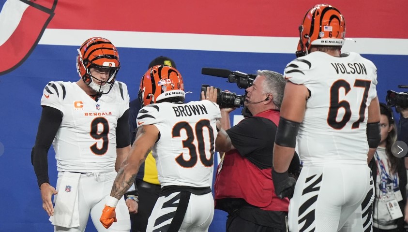 Joe Burrow runs for a TD and the Bengals’ defense carries them past the Giants, 17-7