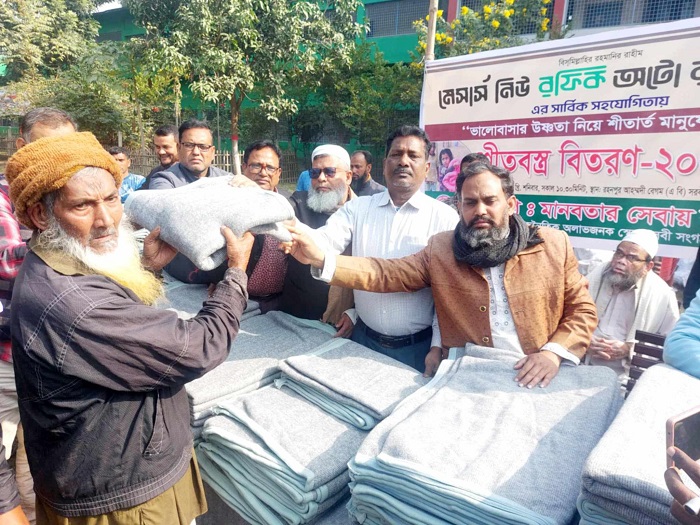 রহনপুরে অসহায় গরিব শীতার্তদের মাঝে কম্বল বিতরণ